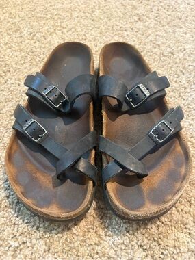Birkenstock women’s Black Crisscross Sandals 37